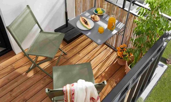 Comment aménager un petit balcon en longueur ?