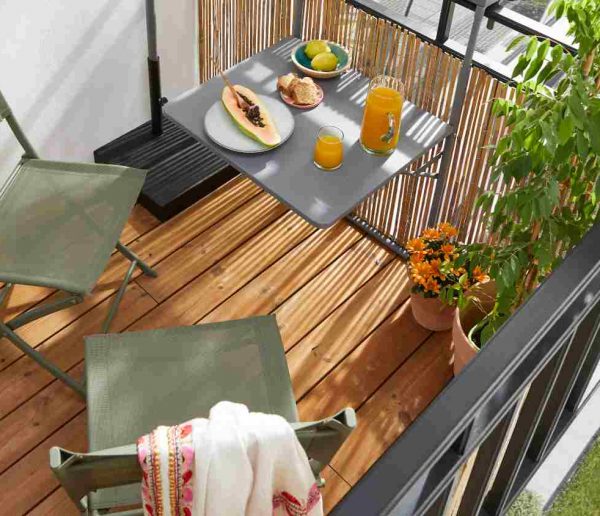 Comment aménager un petit balcon en longueur ?