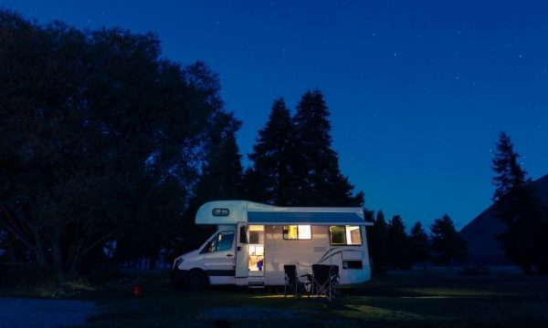 Camping-car et van aménagé : comment savoir où stationner et dormir en France ?