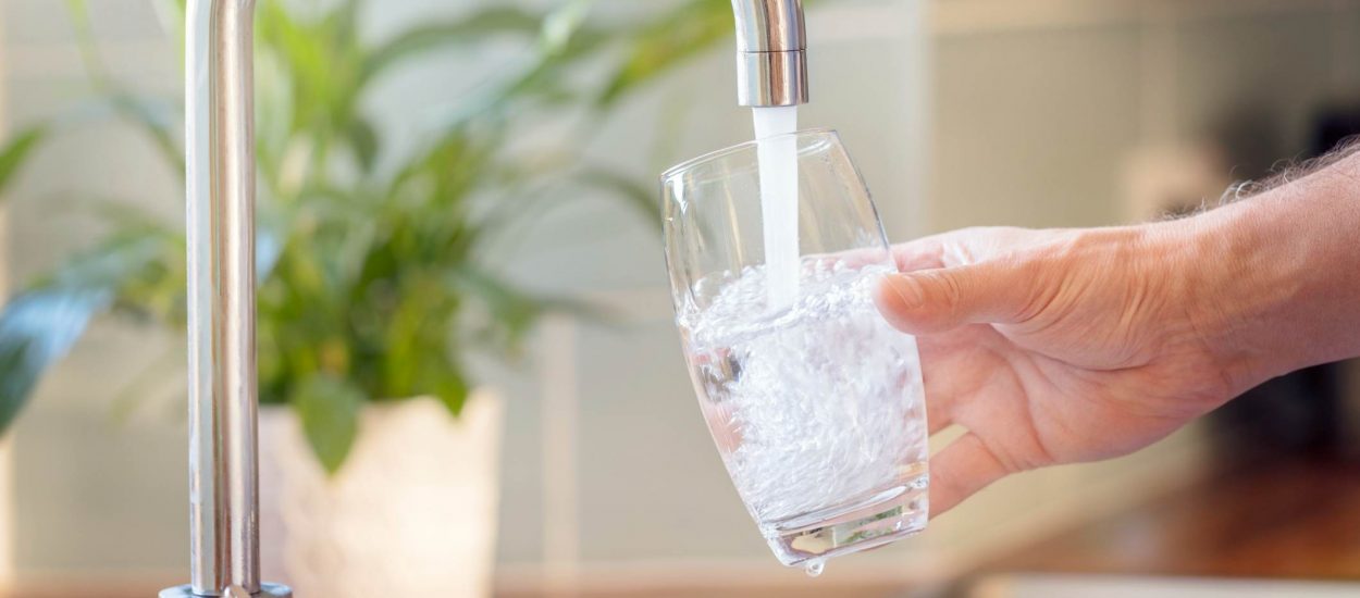 Est-il plus sain de boire de l'eau du robinet ou de l'eau en bouteille ?