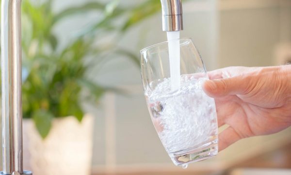 Est-il plus sain de boire de l'eau du robinet ou de l'eau en bouteille ?