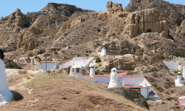 Avec 2500 grottes habitées, Guadix en Espagne est la plus grande ville troglodyte d'Europe