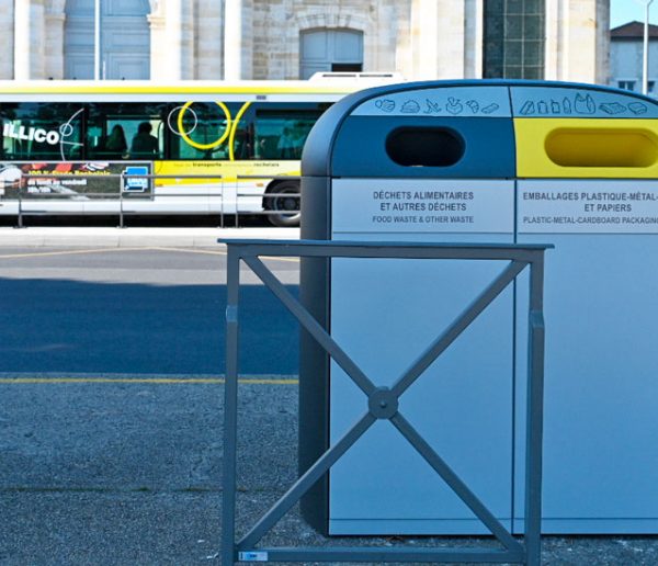 La Rochelle est la première ville à expérimenter les petites poubelles de tri dans la rue