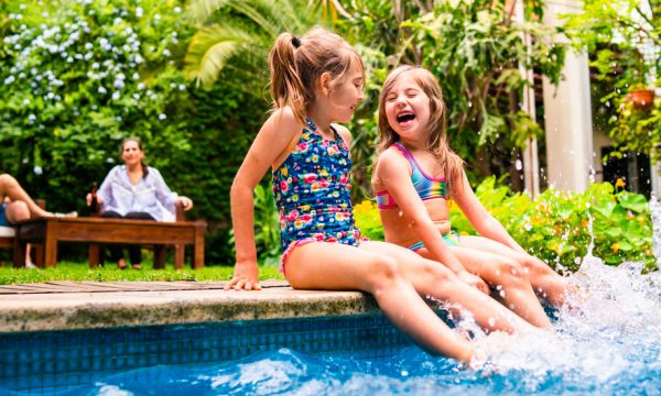 Combien ça coûte de construire une piscine enterrée ou hors sol chez soi ?