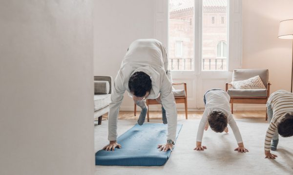 3 postures pour initier les enfants au yoga à la maison