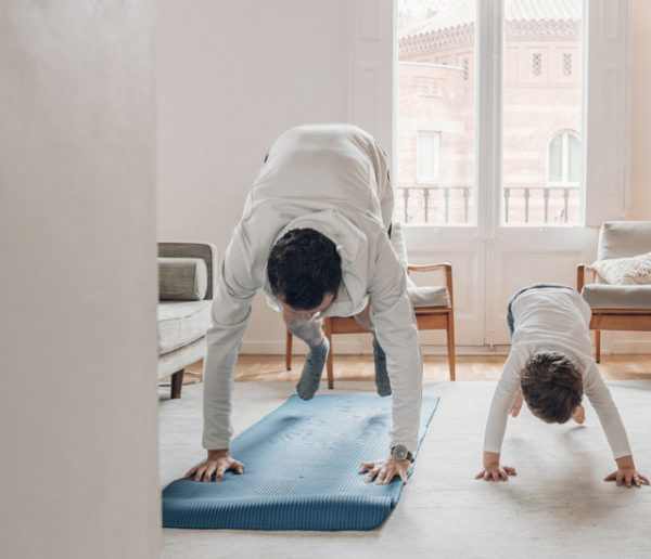 3 postures pour initier les enfants au yoga à la maison