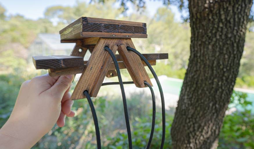 Mangeoire de table de pique-d'écureuil, table de pique-d'écureuil en bois  avec parapluie et porte-épi de maïs, mangeoires d'écureuil pour l'extérieur