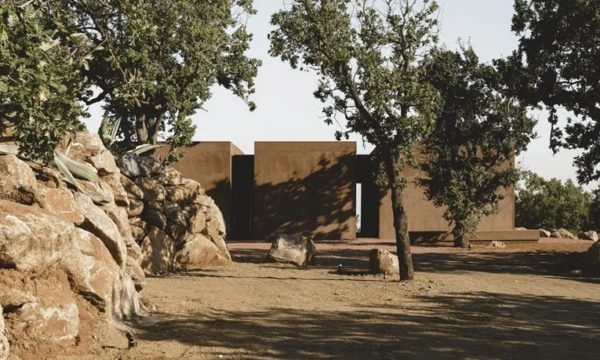 En Calabre, une maison contemporaine se cache sous des cubes couleur terre