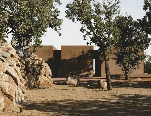 En Calabre, une maison contemporaine se cache sous des cubes couleur terre