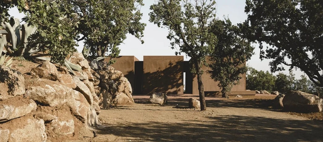 En Calabre, une maison contemporaine se cache sous des cubes couleur terre