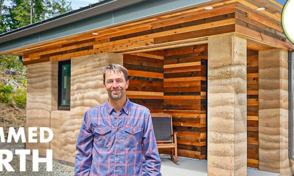 Comment cette maison durable a été construite en terre battue ?