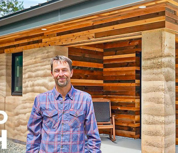 Comment cette maison durable a été construite en terre battue ?
