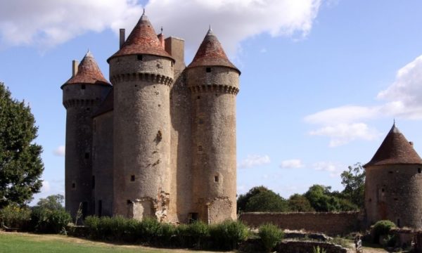 Depuis plus de trente ans, il rénove seul ce magnifique château