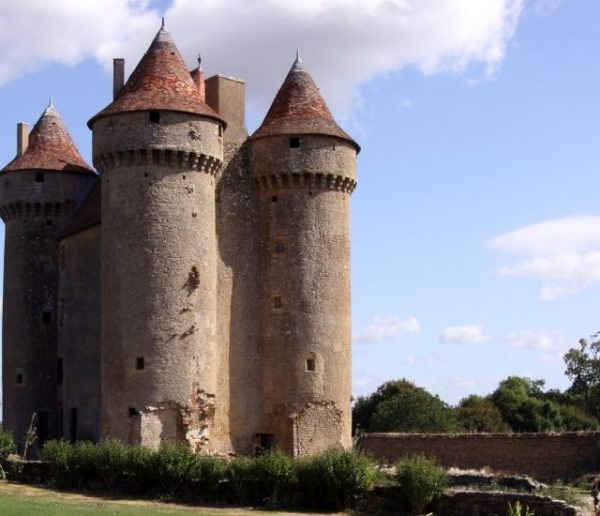 Depuis plus de trente ans, il rénove seul ce magnifique château