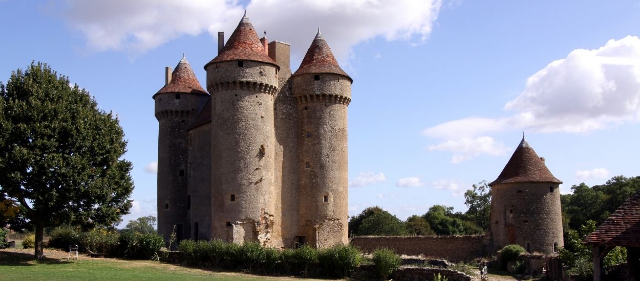 Depuis plus de trente ans, il rénove seul ce magnifique château