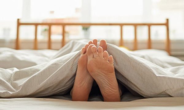 Pourquoi sortir le pied de la couette est-il efficace pour avoir moins chaud la nuit ?