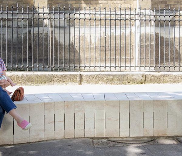 Ce banc en pierre rafraîchit l'air des villes en puisant l'air du sous-sol !