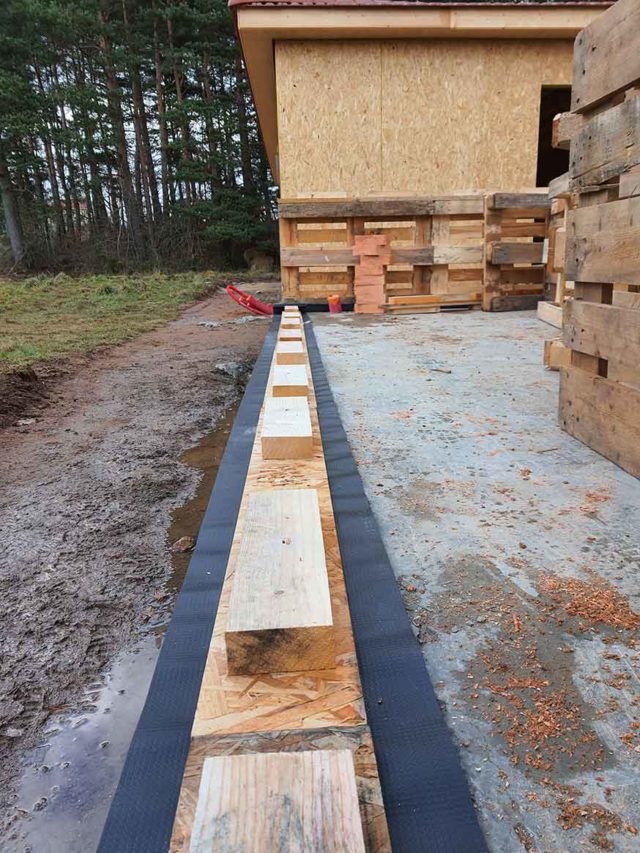 Ce garage a été construit en palettes récup' pour 833 euros du m2