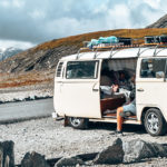 Un combi T2 Volkswagen sur le bord d'une route de montagne en été