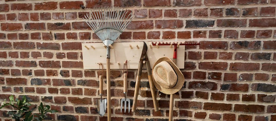 Comment construire un râtelier en bois pour ranger ses outils