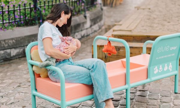 Voici le premier banc d'allaitement en Belgique, pour que donner le sein en public ne soit plus tabou