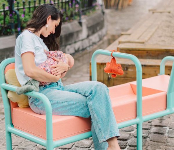 Voici le premier banc d'allaitement en Belgique, pour que donner le sein en public ne soit plus tabou