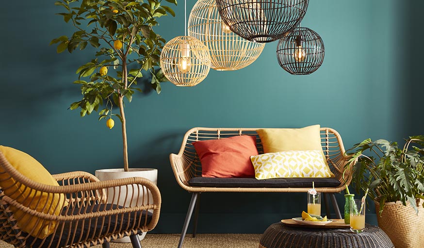 Déco : 8 idées pour faire rentrer votre mobilier de jardin dans la maison