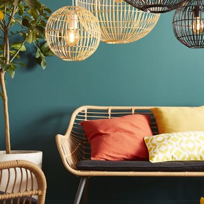 Déco : 8 idées pour adopter votre mobilier de jardin à l'intérieur !