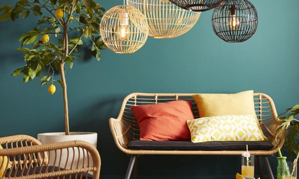 Déco : 8 idées pour adopter votre mobilier de jardin à l'intérieur !