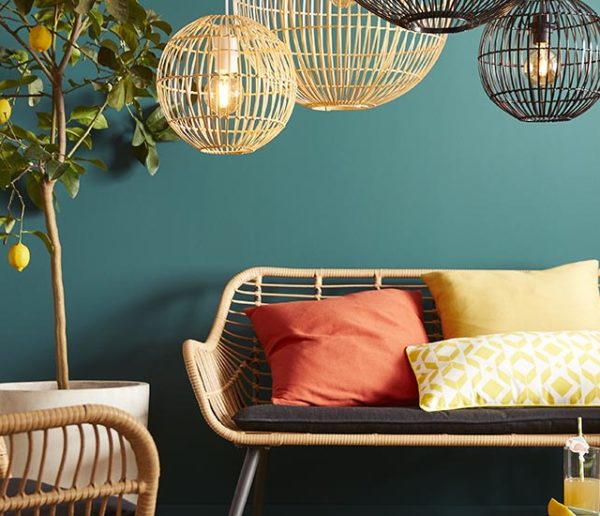 Déco : 8 idées pour adopter votre mobilier de jardin à l'intérieur !