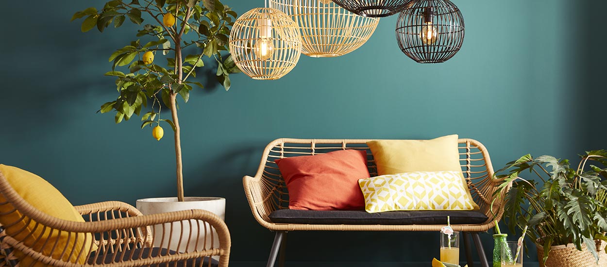 Déco : 8 idées pour adopter votre mobilier de jardin à l'intérieur !