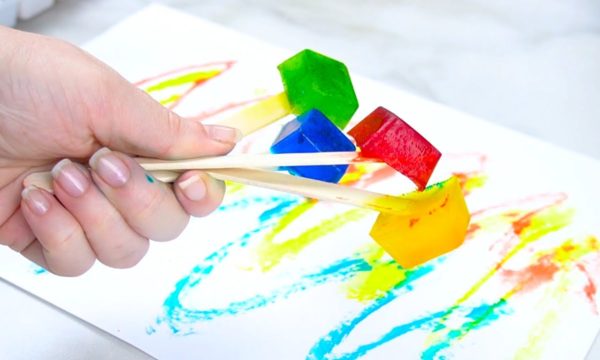 L'activité qui rafraîchira vos enfants : voici 2 idées pour peindre avec des glaçons