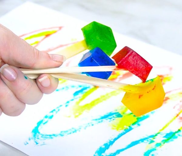 L'activité qui rafraîchira vos enfants : voici 2 idées pour peindre avec des glaçons