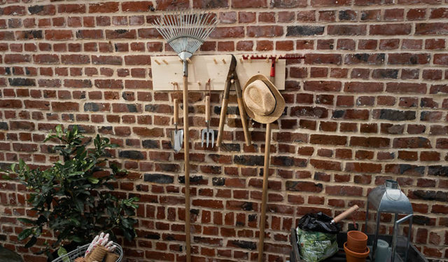 Comment construire un râtelier en bois pour ranger ses outils