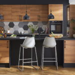 Une cuisine noire et bois minimaliste de Castorama