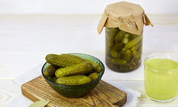 En cuisine, au jardin ou pour le ménage : 7 astuces anti-gaspi pour réutiliser l'eau des cornichons
