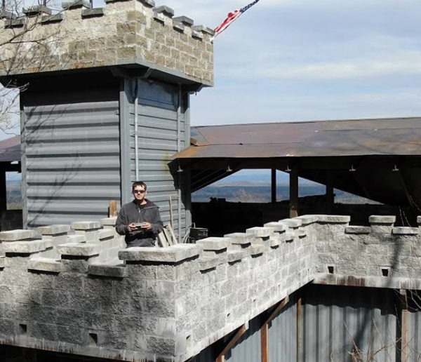 Il a construit tout seul un château indestructible à partir de containers maritimes