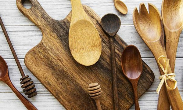 Ménage écolo : comment nettoyer ustensiles de cuisine en bois et planches à découper ?