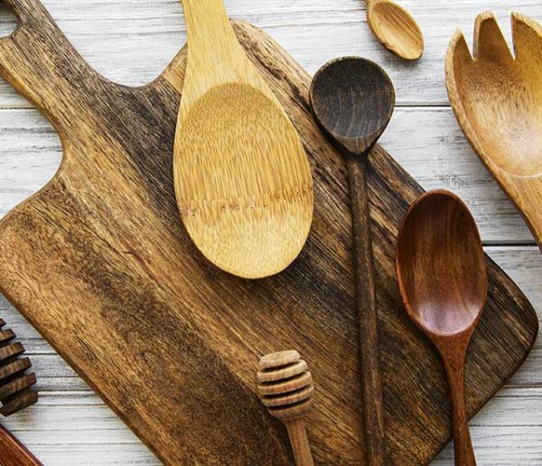 Ménage écolo : comment nettoyer ustensiles de cuisine en bois et planches à découper ?