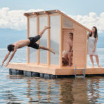 Un sauna préfabriqué en bois qui flotte sur le lac de Genève