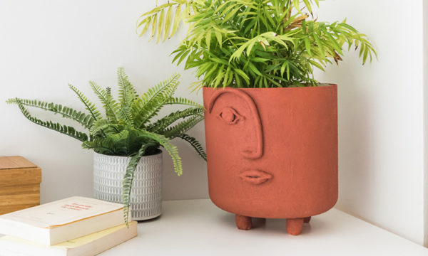 Comment customiser un cache-pot avec un effet terre cuite ?
