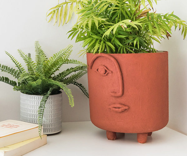 Tuto : Customisez un cache-pot avec un effet terre cuite et un motif de visage en relief