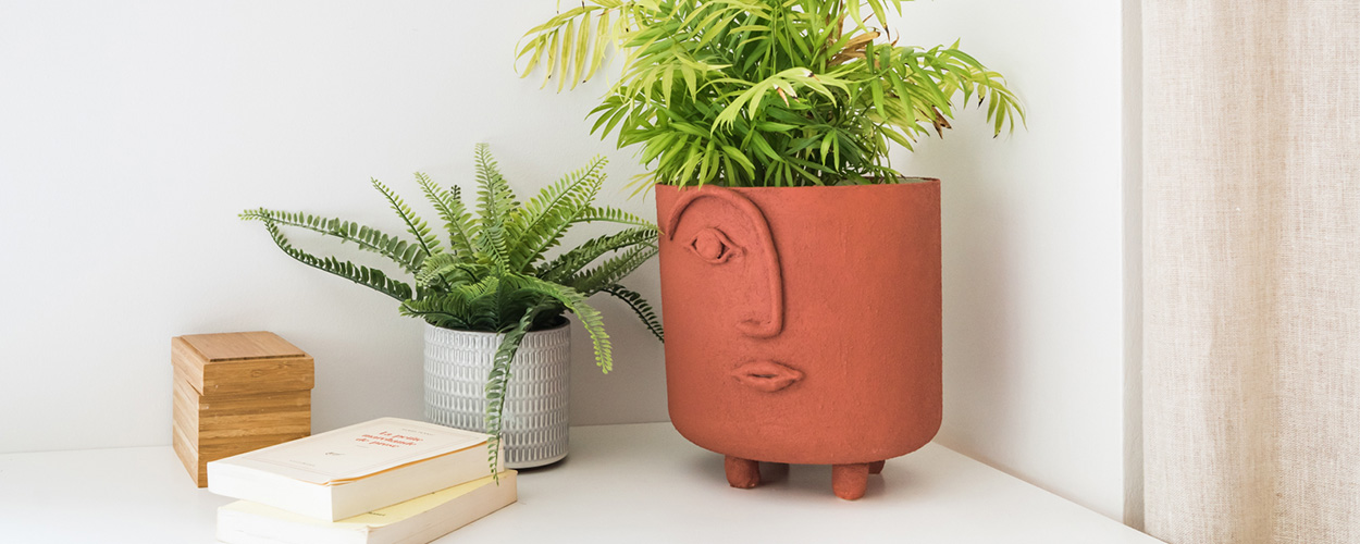 Tuto : Customisez un cache-pot avec un effet terre cuite et un motif de visage en relief