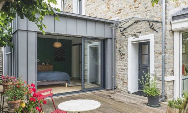 Avant / Après : Cette extension accueille une suite parentale et sublime cette maison en pierre