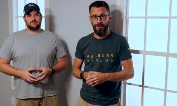 Ces deux youtubeurs fabriquent et installent eux-mêmes des “fausses fenêtres” en LED