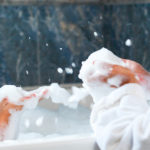 Un enfant et sa mère prennent un bain et s'amusent