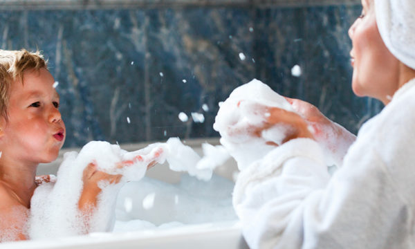 Notre top des astuces écolo pour économiser l'eau à la maison (même en prenant des bains)