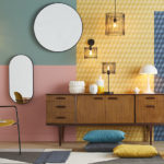 Un salon décoré avec des murs de couleurs et des formes graphiques