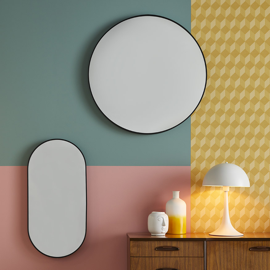 Miroirs design et mur en couleurs