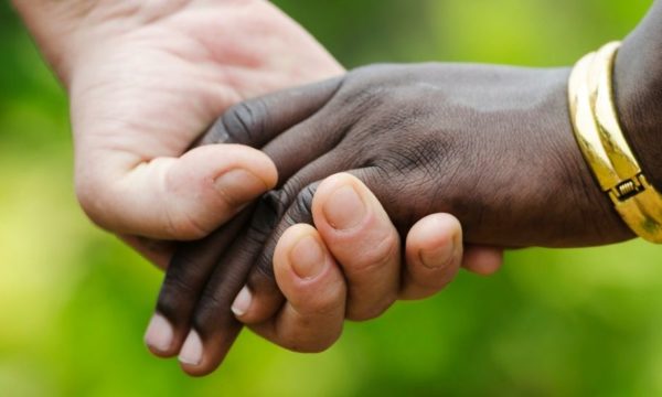 Oriane héberge des personnes migrantes dans son appartement parisien depuis deux ans